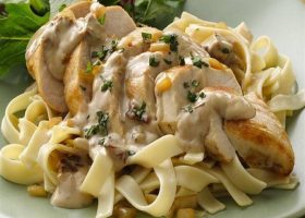 طريقة عمل معكرونه ستروجانوف بالدجاج الكريمي