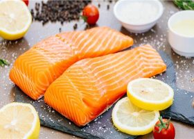 طريقة عمل سمك السلمون بالتتبيلة للرجيم