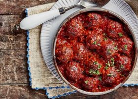 طريقة عمل كرات اللحم مع كرات الباذنجان