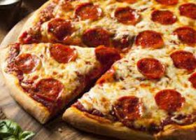 طريقة عمل بيتزا البيبروني بدون عجين