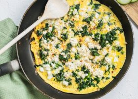 طريقة عمل أومليت البروكولي وجبنة الفيتا للرجيم