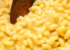 طريقة عمل معكرونة بالجبنة والقشطة