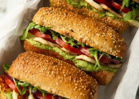 طريقة عمل ساندويش حلوم بالجرجير