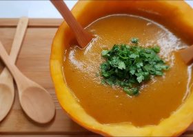 طريقة عمل شوربة القرع العسلي بالبطاطس والجزر