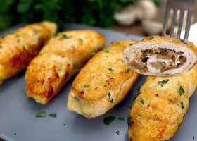 طريقة عمل لفائف الدجاج بالجبن والثوم