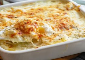 طريقة عمل بطاطس بالجبن والبشاميل