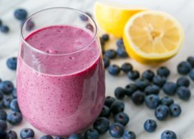 طريقة عمل سموثي المانجو والتوت المنعش