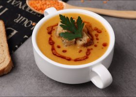 طريقة عمل شوربة العدس التركية بالشطة