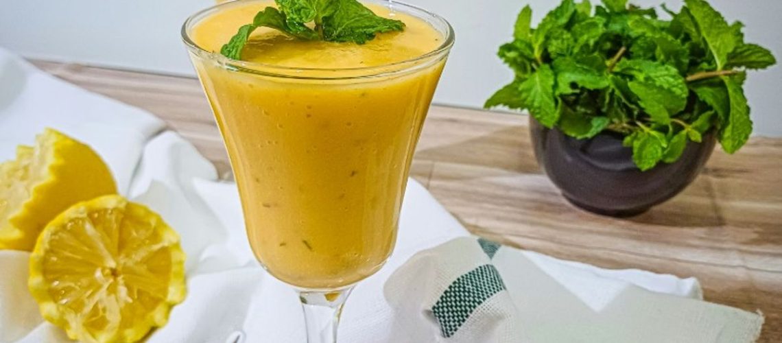 طريقة عمل سموثي المانجو والتوت المثلج