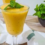 طريقة عمل سموثي المانجو والتوت المثلج
