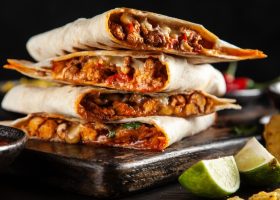 طريقة عمل الكاساديا بالدجاج والجبنة