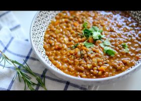 طريقة عمل شوربة العدس البنى بالخضار للرجيم