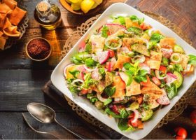 طريقة عمل الفتوش بالدجاج المشوي والخبز المحمص