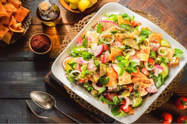 طريقة عمل الفتوش بالدجاج المشوي والخبز المحمص