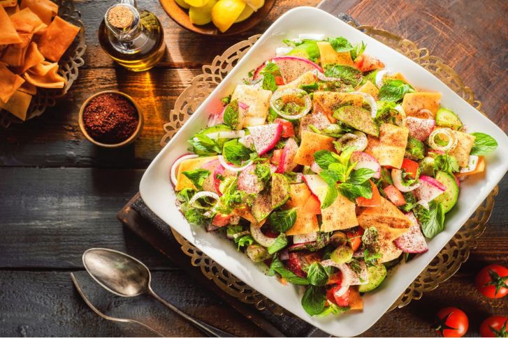 طريقة عمل الفتوش بالدجاج المشوي والخبز المحمص