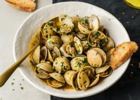 طريقة عمل اسكالوب المحار بالزبدة والثوم