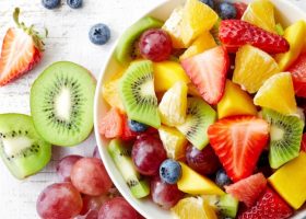 طريقة عمل لفائف سلطة الفواكه بالجبن