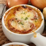 طريقة عمل شوربة البصل الفرنسية الأصلية
