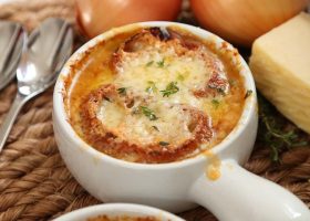 طريقة عمل شوربة البصل الفرنسية الأصلية