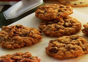 طريقة عمل بسكوت الشوفان بالتوت البرى المجفف واللوز