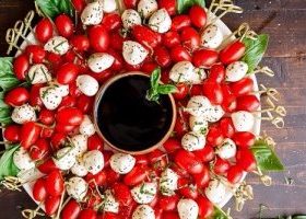 طريقة عمل سلطة الطماطم بالموزاريلا وصوص خل البلسمي