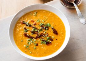 طريقة عمل شوربة العدس بالشعيرية والكمون