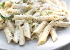 طريقة عمل مكرونة بالكريمة والموزاريلا
