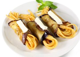 طريقة عمل لفائف الباذنجان بالمكرونة