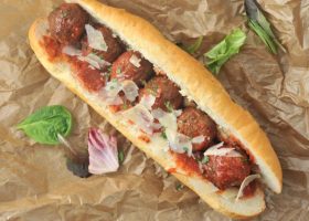 طريقة عمل ساندويتش كرات اللحم بالموزريلا