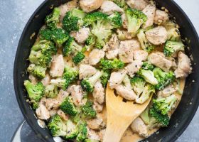 طريقة عمل الدجاج بالبروكلي مع صلصة كريمة الطهي