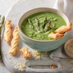 طريقة عمل شوربة الهليون بالسبانخ