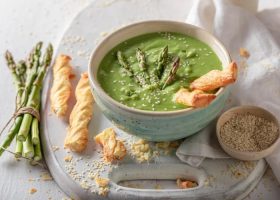 طريقة عمل شوربة الهليون بالسبانخ