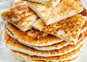 طريقة عمل فطائر البطاطس بالجبن والزيتون