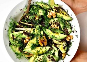 طريقة عمل سلطة الكينوا والأفوكادو والتوت البرى