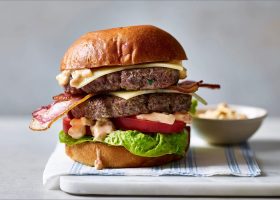 طريقة عمل برجر دجاج بالصلصة الحارة والأفوكادو