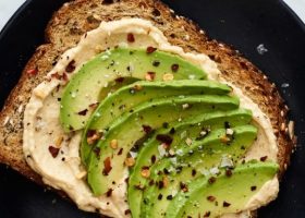 طريقة عمل توست عالي البروتين بالأفوكادو