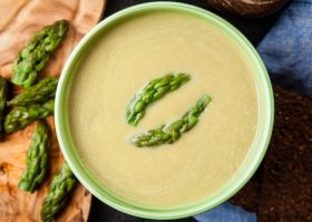 طريقة عمل شوربة الهليون بالثوم