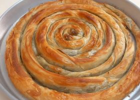 طريقة عمل فطيرة السبانخ الهشة الحلزونية
