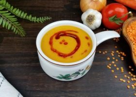 طريقة عمل شوربة العدس الحارة بالزيتون