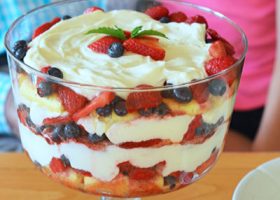 طريقة عمل ترايفل توت وفراولة بكيك الفانيليا