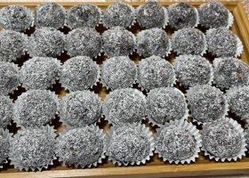 طريقة عمل كرات البسكويت بالشيكولاتة وجوز الهند