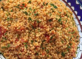 طريقة عمل الكسكس بالطماطم والخضروات للنباتيين