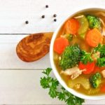 طريقة عمل شوربة الدجاج بالكرفس والجزر