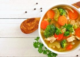 طريقة عمل شوربة الدجاج بالكرفس والجزر