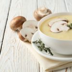 طريقة عمل شوربة الفطر بالزبدة والحليب