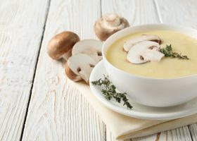 طريقة عمل شوربة الفطر بالزبدة والحليب