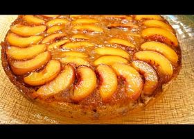 طريقة عمل كيكة الخوخ المقرمشة باللوز