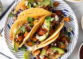 طريقة عمل تاكو  البطاطا الحلوة مع صوص الفول السودانى