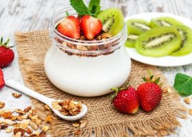 طريقة عمل أرز بالحليب مع سلطة الفواكة الشتوية