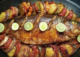 طريقة عمل سمك بوري في الفرن مع الخضار